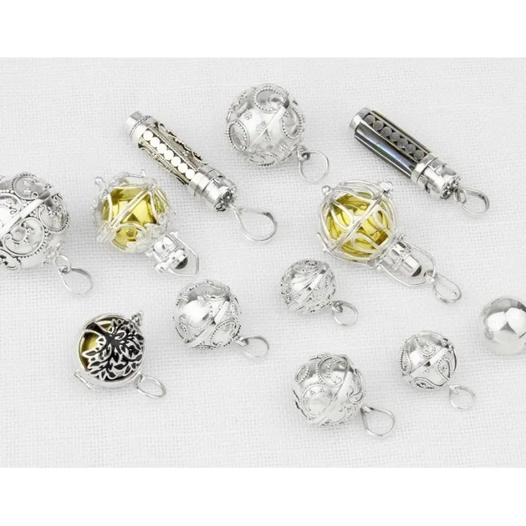 Avisador de angel clásico en plata 2,1 cm con bola interior de metal. Incluye cadena