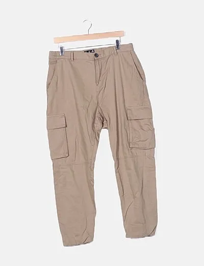 Bershka Pantalón beige con bolsillos