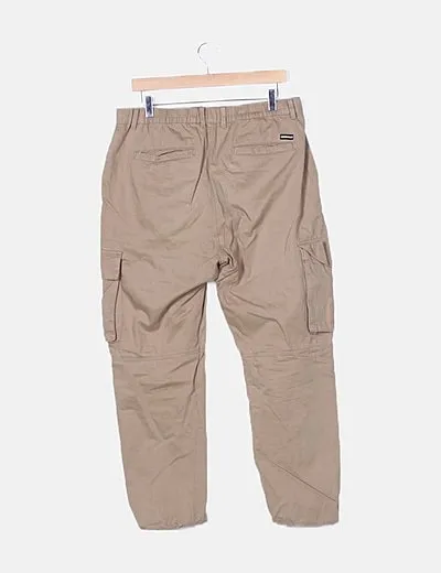 Bershka Pantalón beige con bolsillos