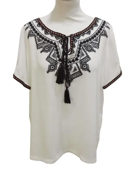 blusa bordada en el escote