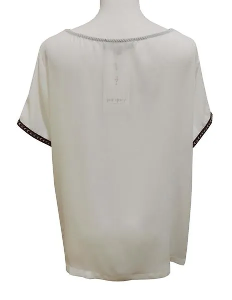 blusa bordada en el escote