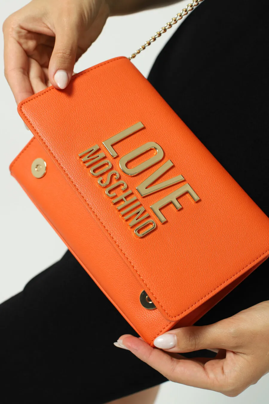 Bolso bandolera naranja con logo 