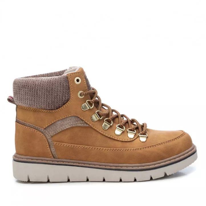 Botines planos Xti marrones con cordones y detalle textil en el tobillo