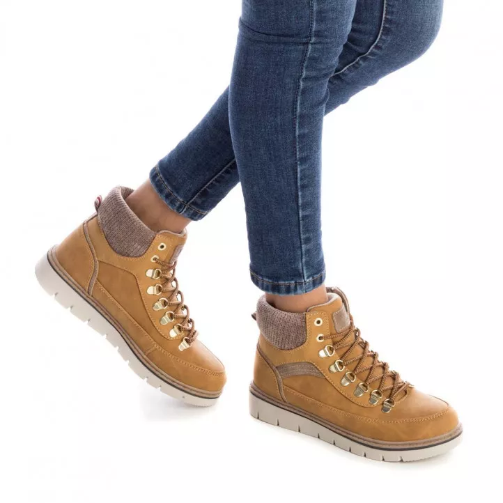 Botines planos Xti marrones con cordones y detalle textil en el tobillo
