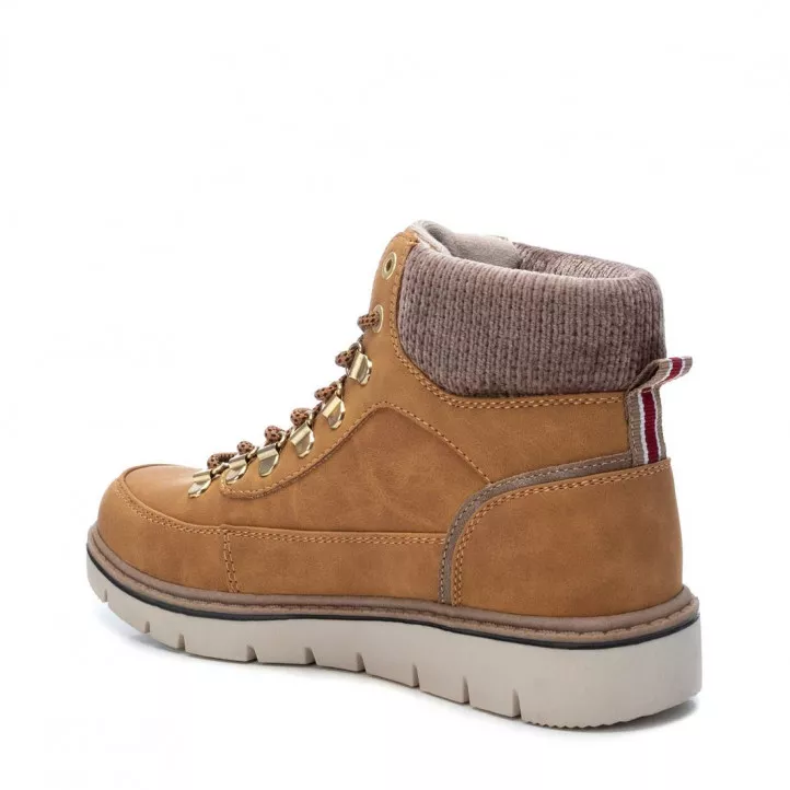 Botines planos Xti marrones con cordones y detalle textil en el tobillo