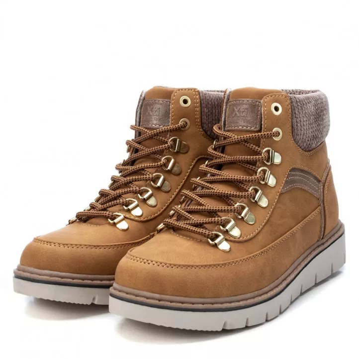 Botines planos Xti marrones con cordones y detalle textil en el tobillo