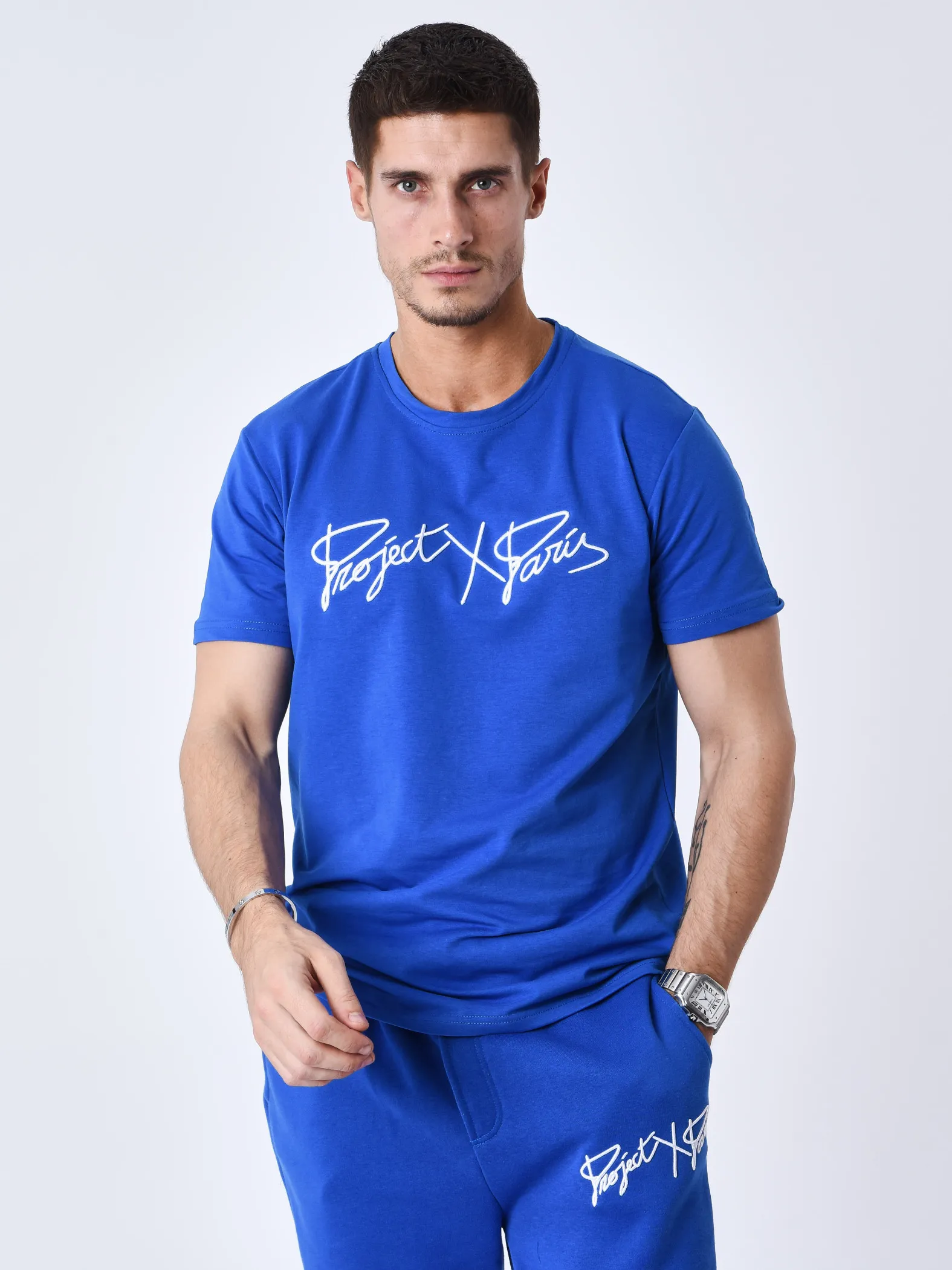Camiseta básica con logotipo bordado