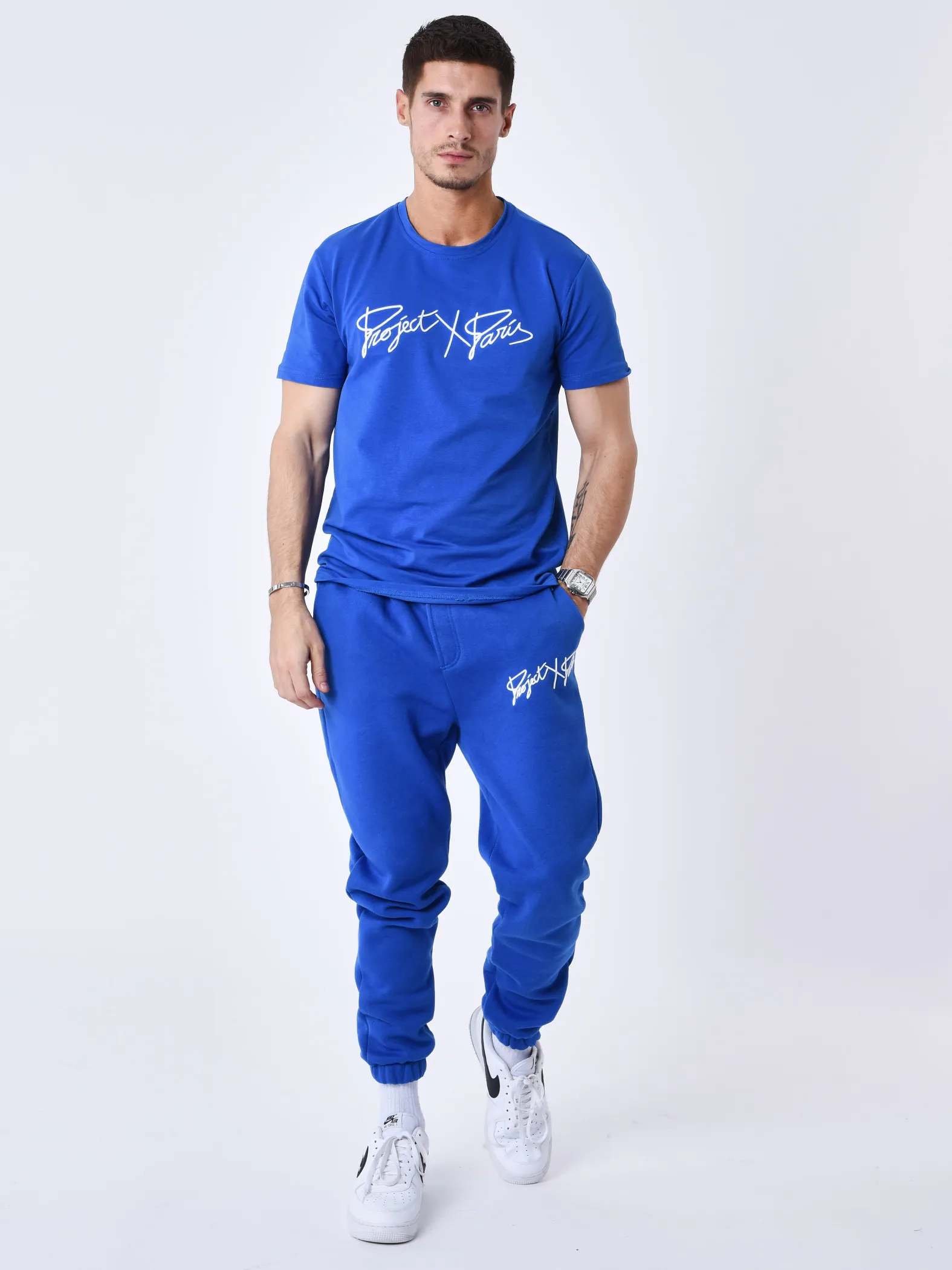 Camiseta básica con logotipo bordado