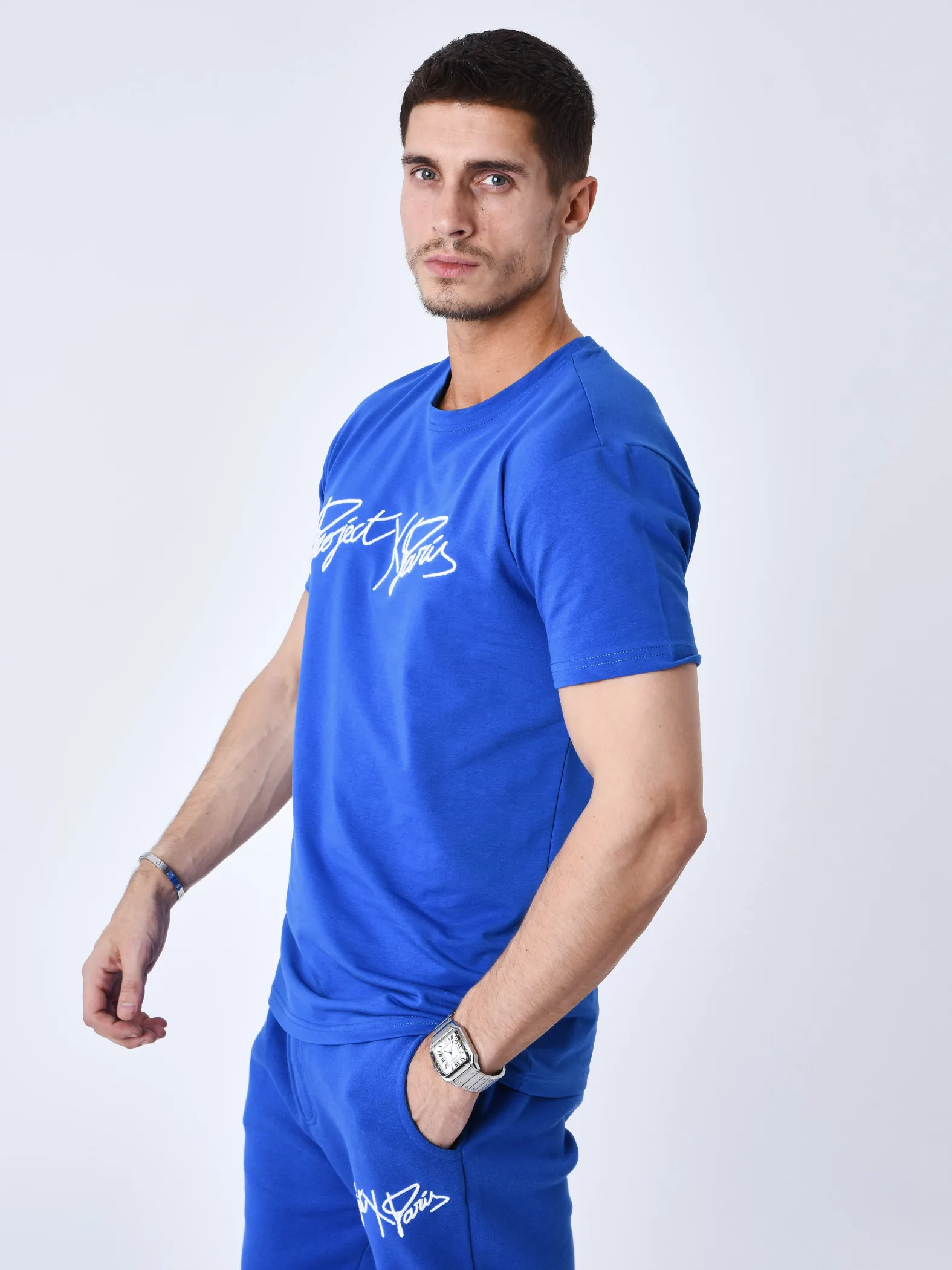 Camiseta básica con logotipo bordado
