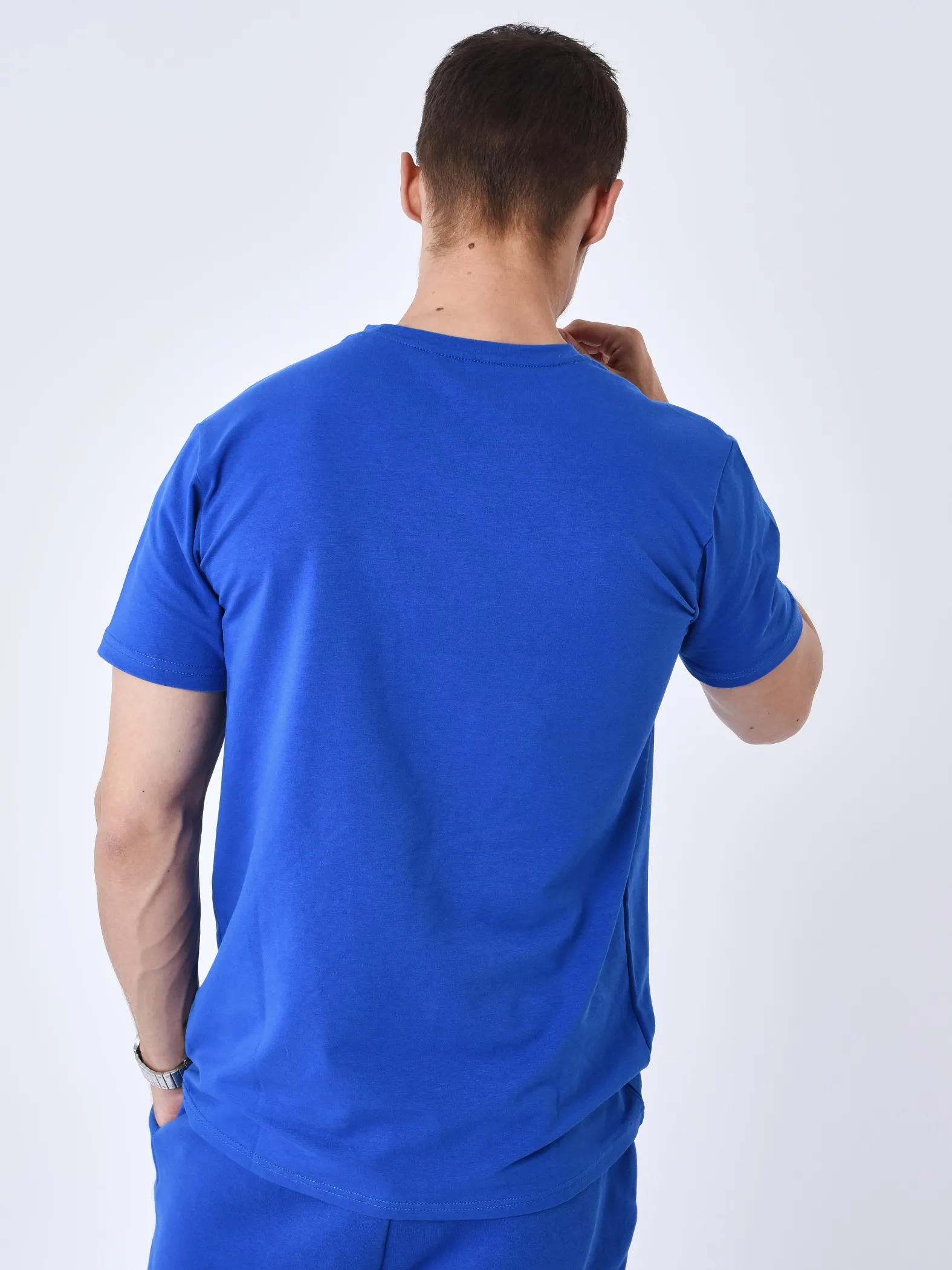 Camiseta básica con logotipo bordado
