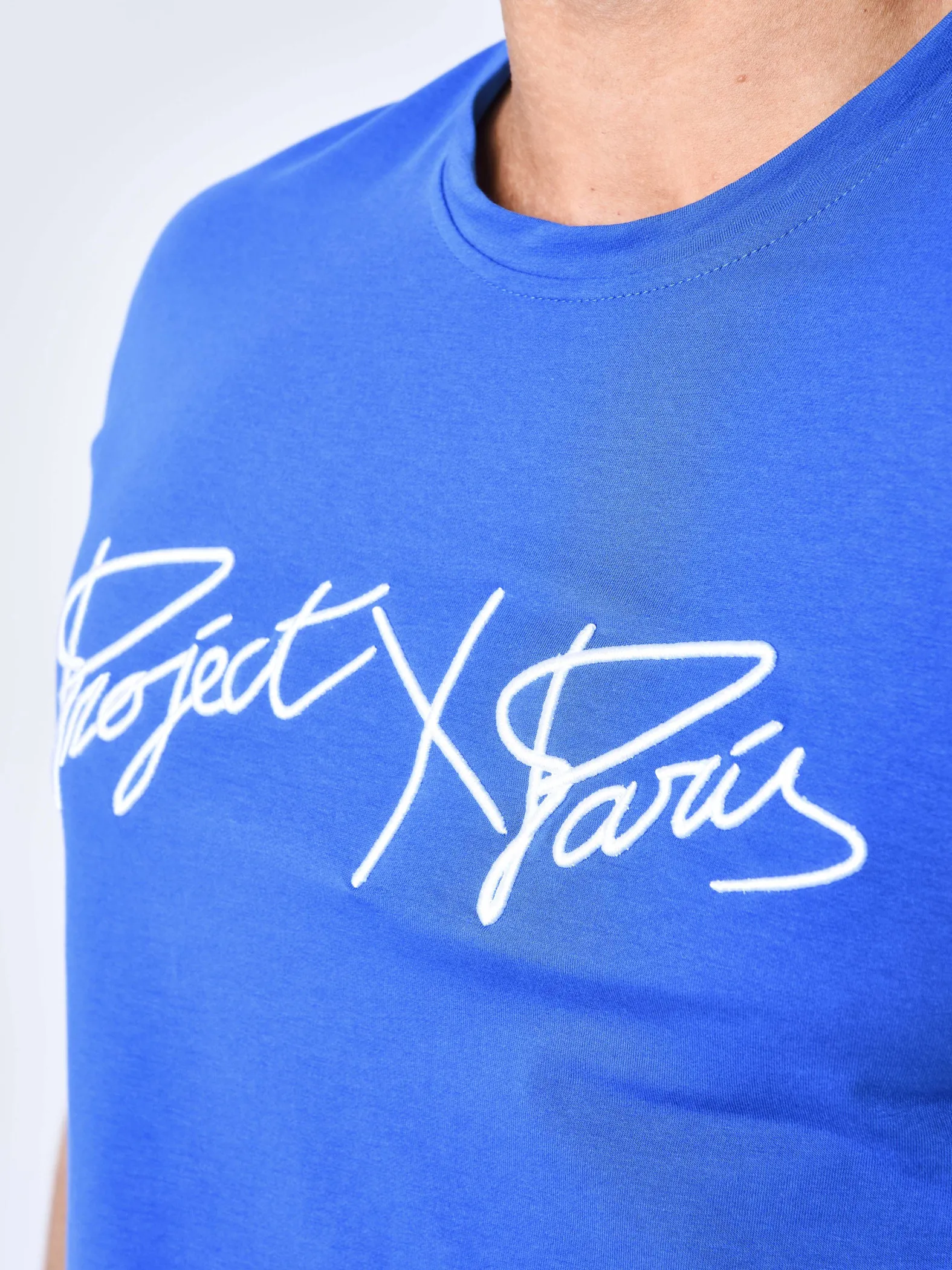 Camiseta básica con logotipo bordado