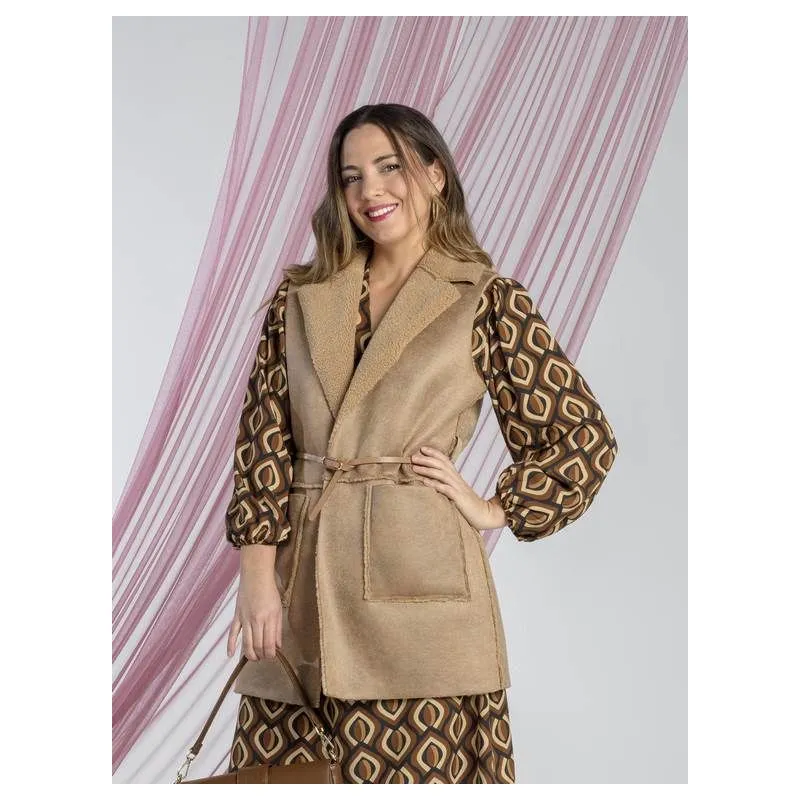 Chaleco camel adorno cinturon fino