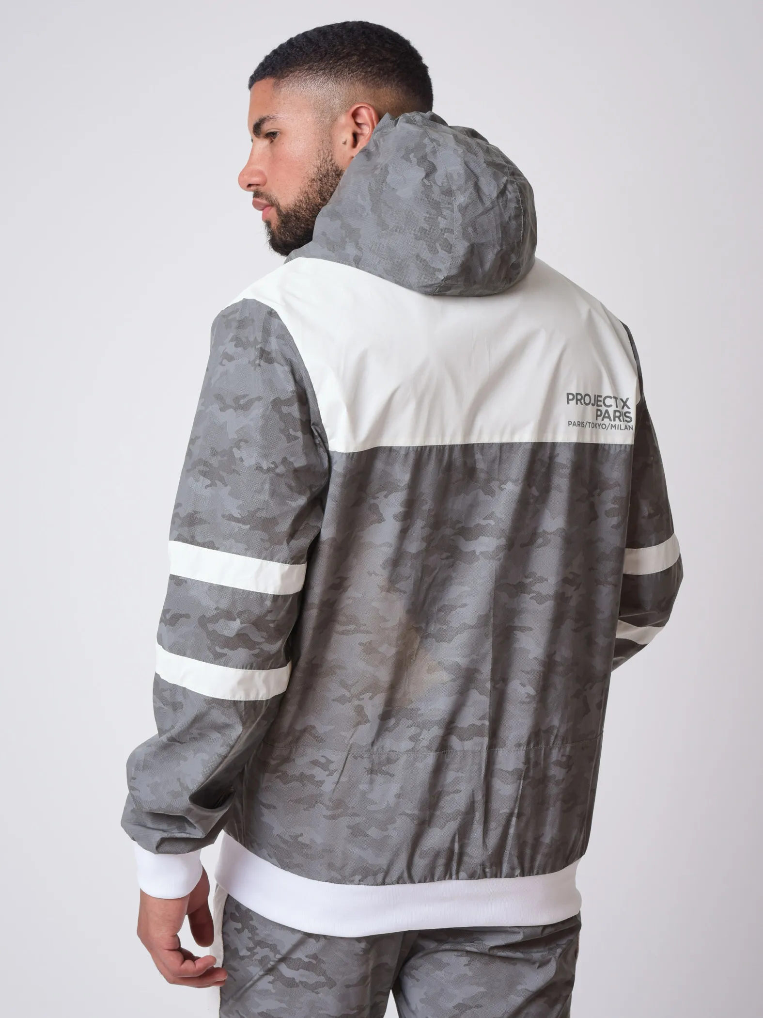 Chaqueta bimaterial reflectante con capucha y estampado de camuflaje 
