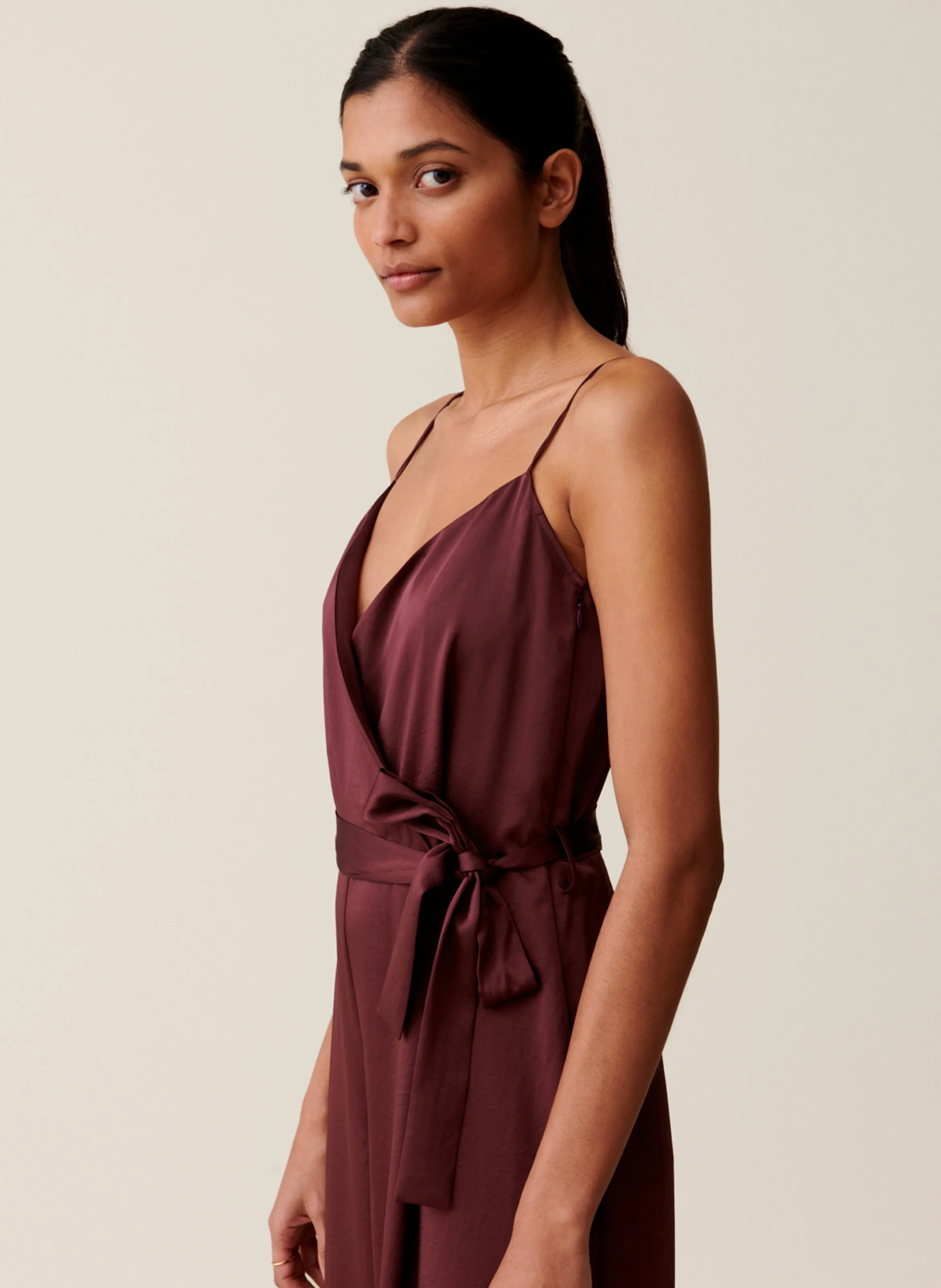 CLAUDIE PIERLOT Mono recto escote en V satinado en marron