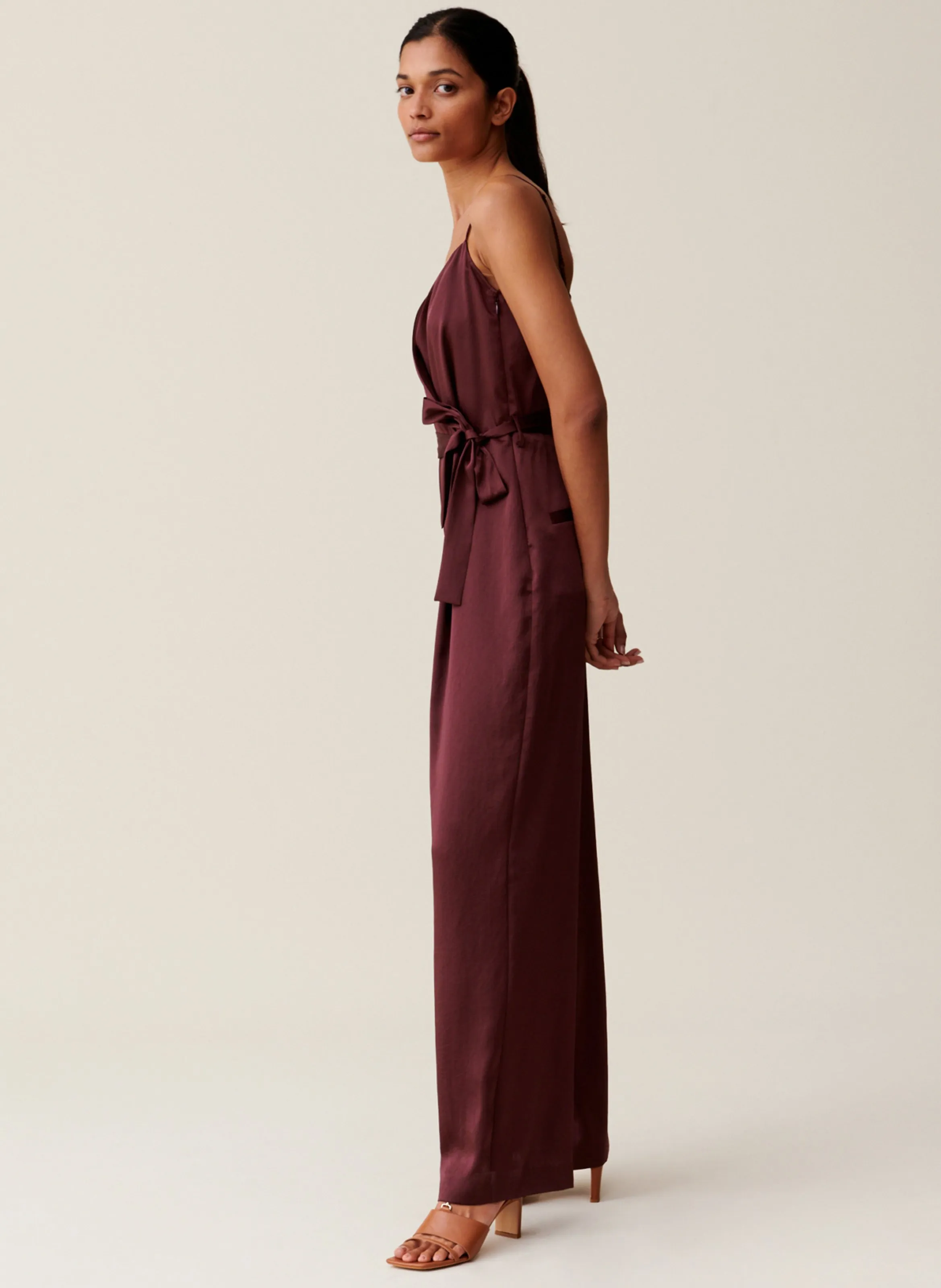 CLAUDIE PIERLOT Mono recto escote en V satinado en marron