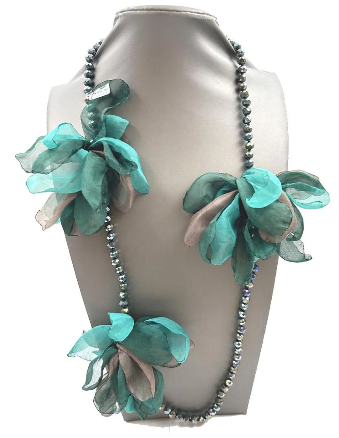 COLLARES EN TONOS VERDES CON LAZOS DE TELA Y ENGARZADOS CON NUDO