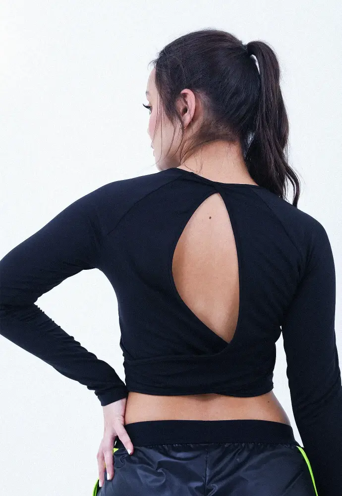 Crop top deportivo manga larga con abertura cruzada en espalda