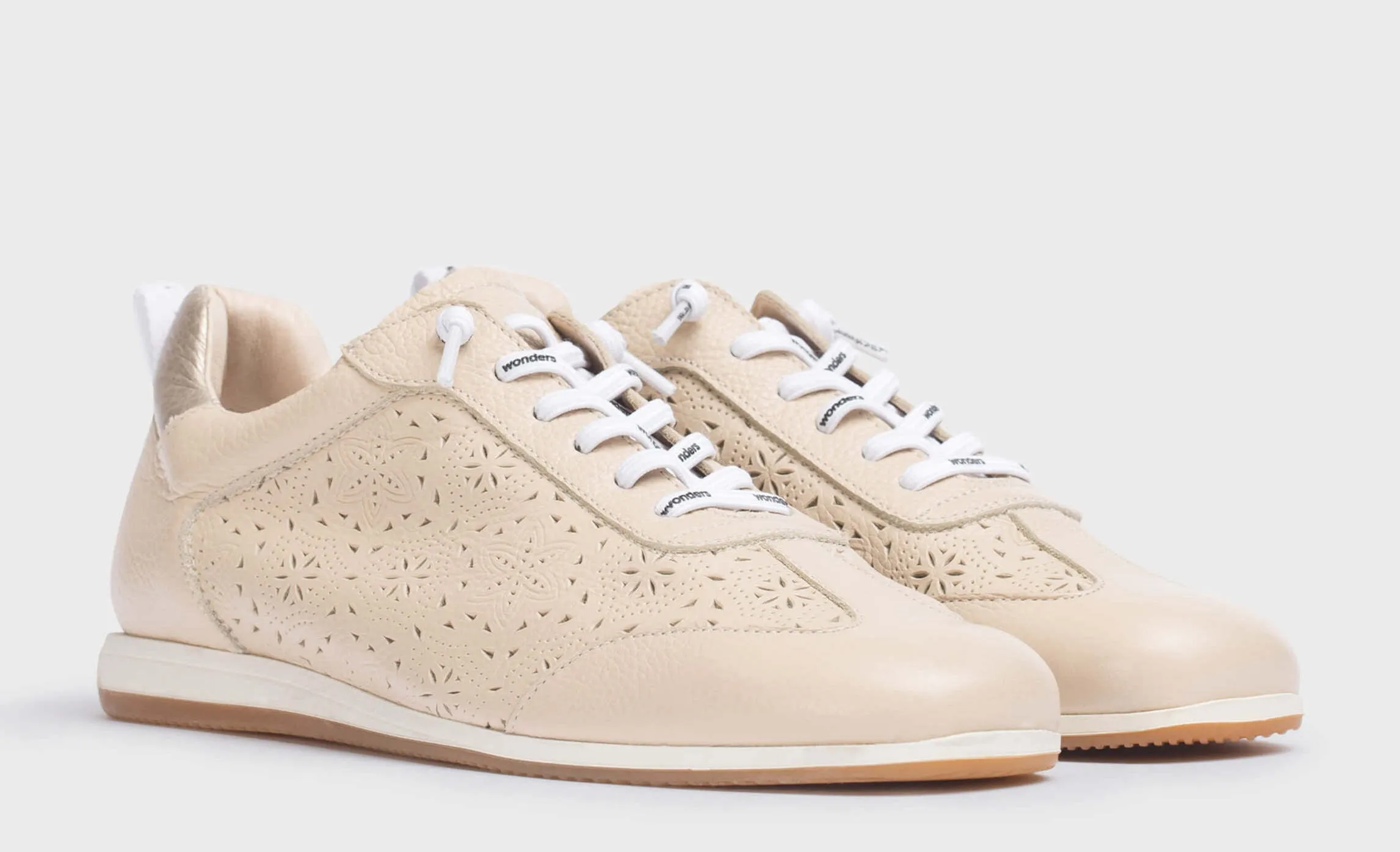 Deportivas planas de piel beige con picados Brit