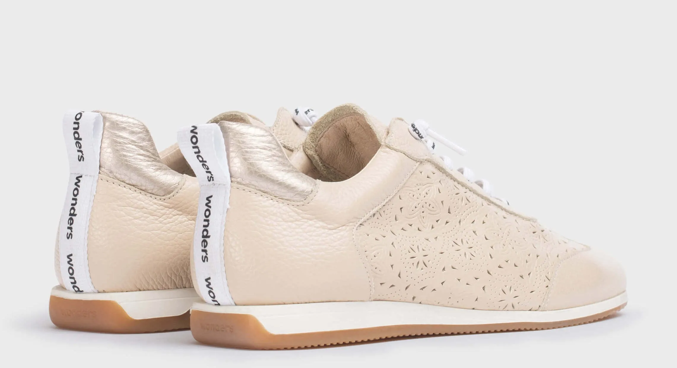 Deportivas planas de piel beige con picados Brit