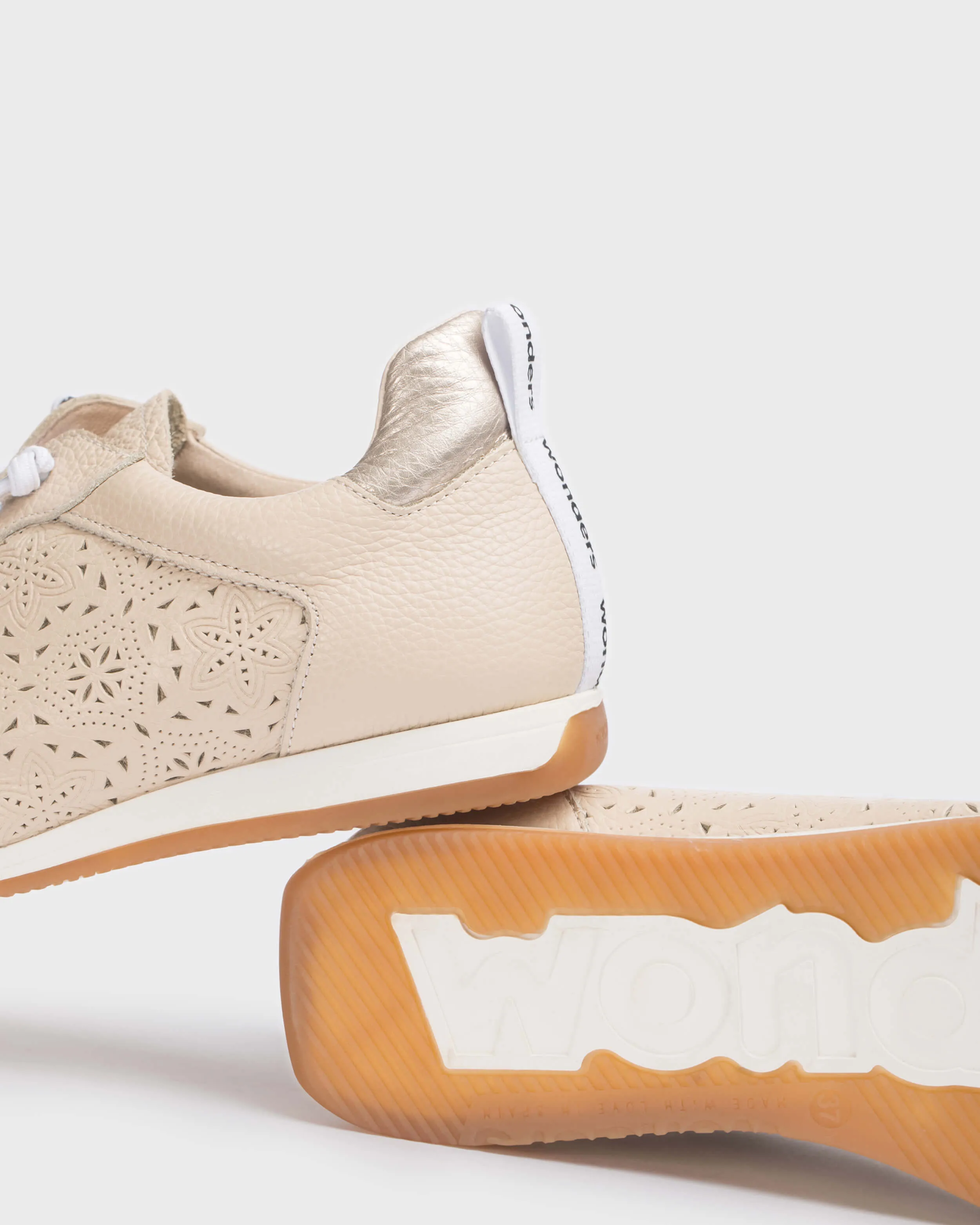 Deportivas planas de piel beige con picados Brit
