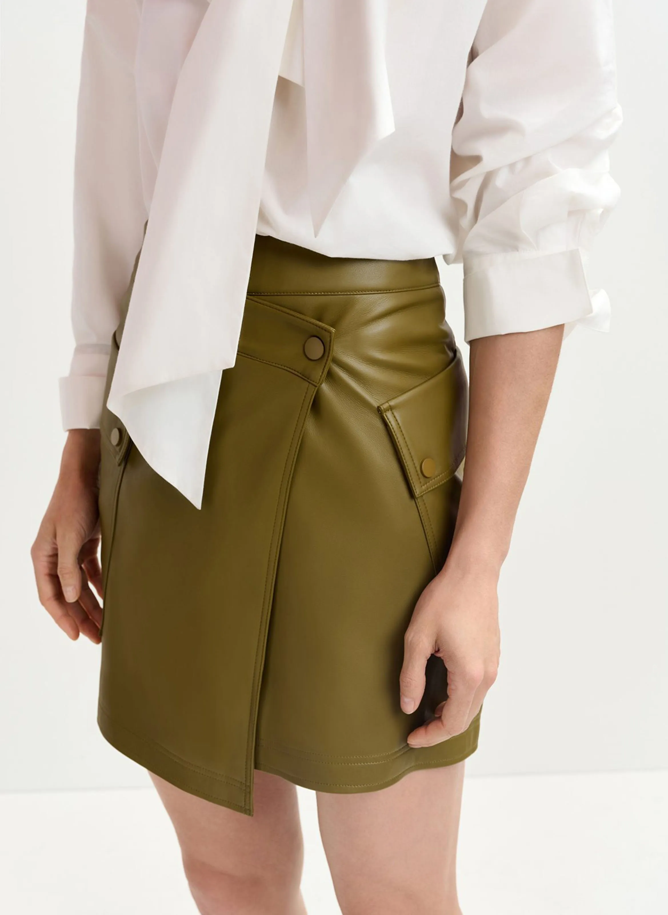ESSENTIEL ANTWERP GRADUAL  MINIFALDA CRUZADA DE EFECTO CUERO EN MARRON