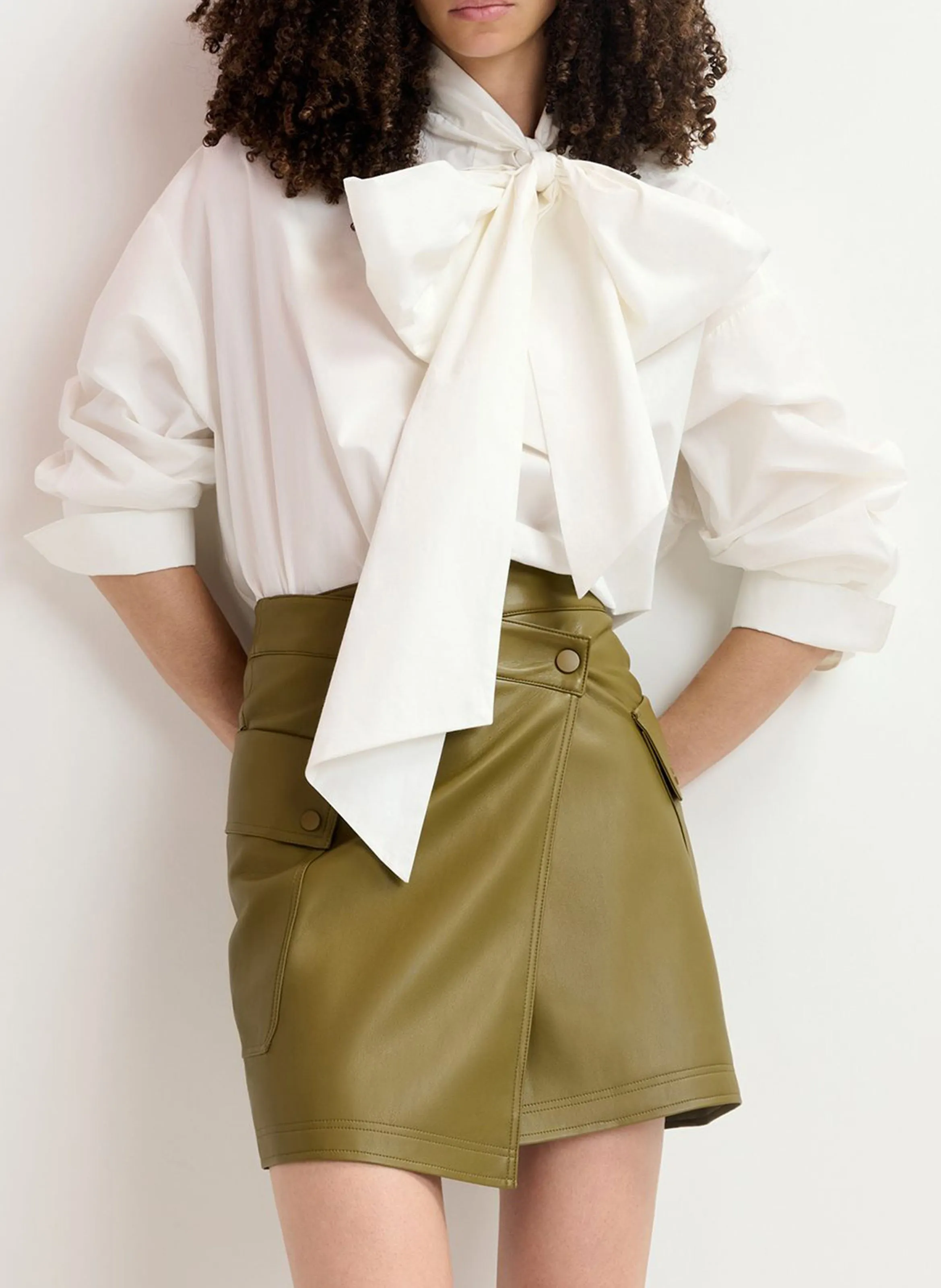 ESSENTIEL ANTWERP GRADUAL  MINIFALDA CRUZADA DE EFECTO CUERO EN MARRON