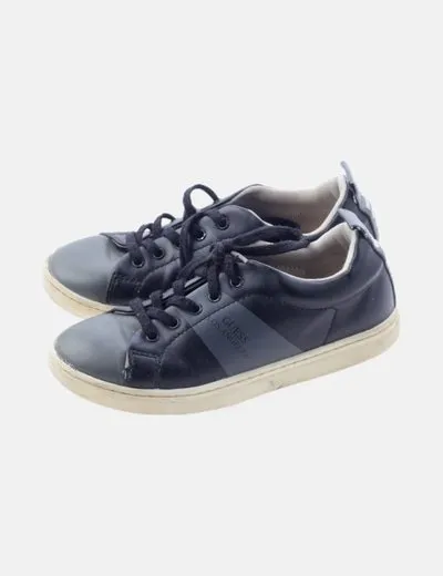 Guess Zapatilla gris con cordones