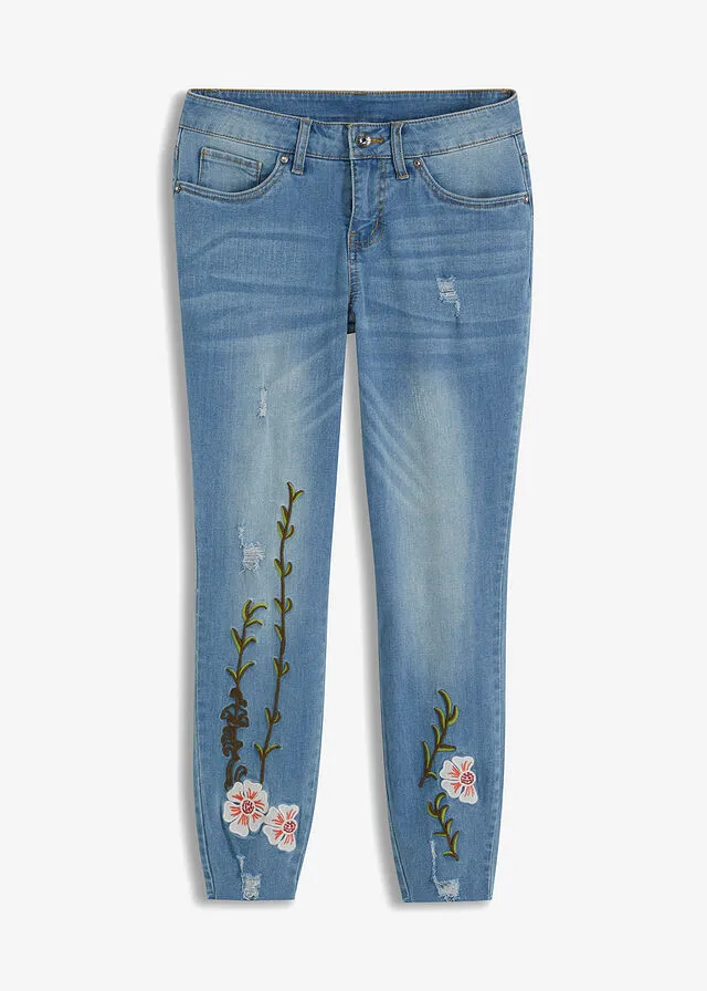 Jeans con bordado azul blanqueado