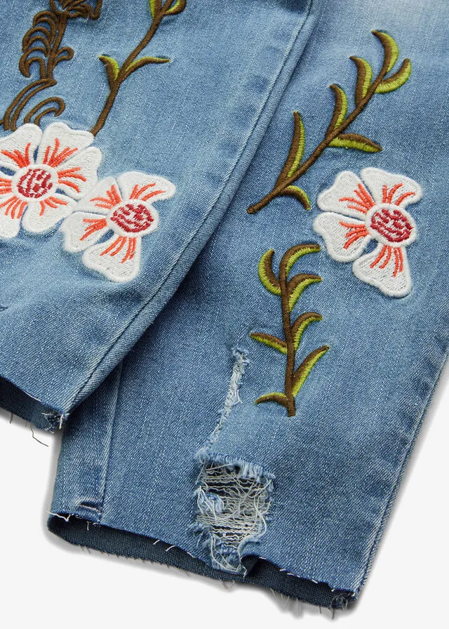 Jeans con bordado azul blanqueado