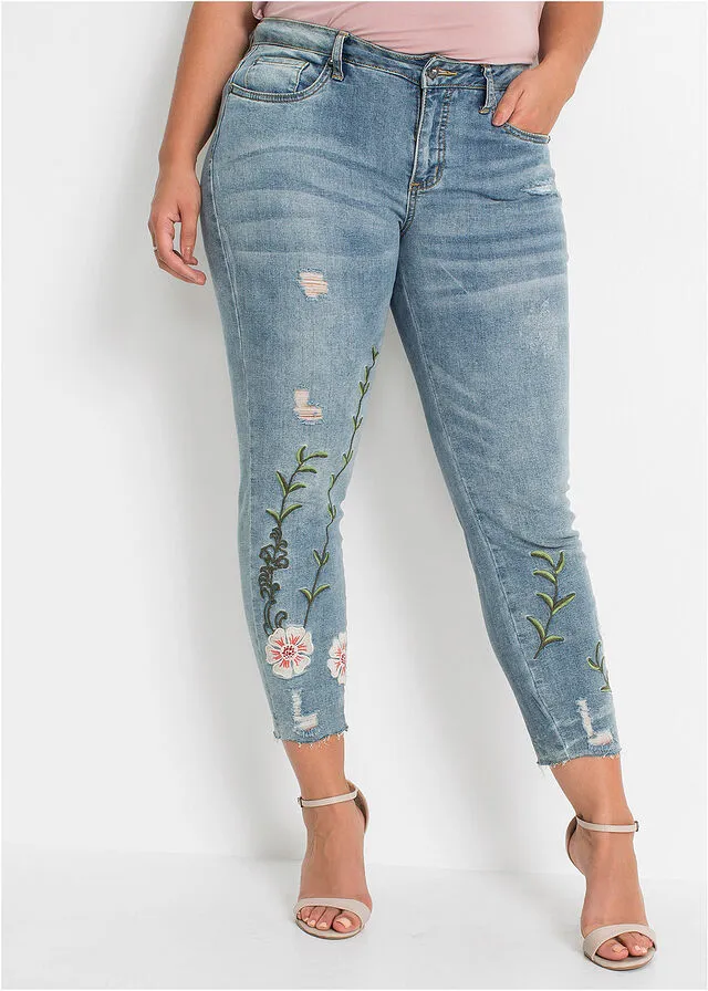 Jeans con bordado azul blanqueado
