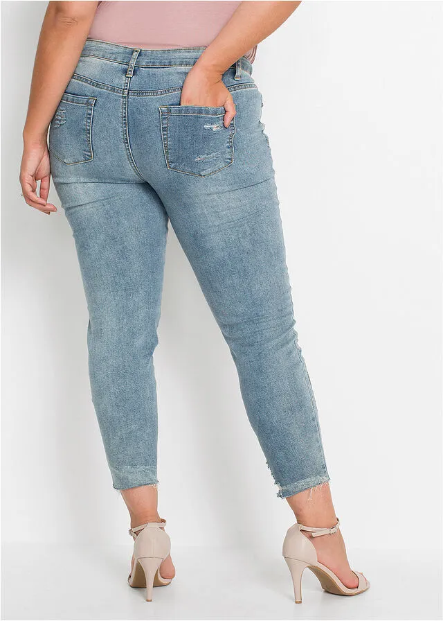 Jeans con bordado azul blanqueado