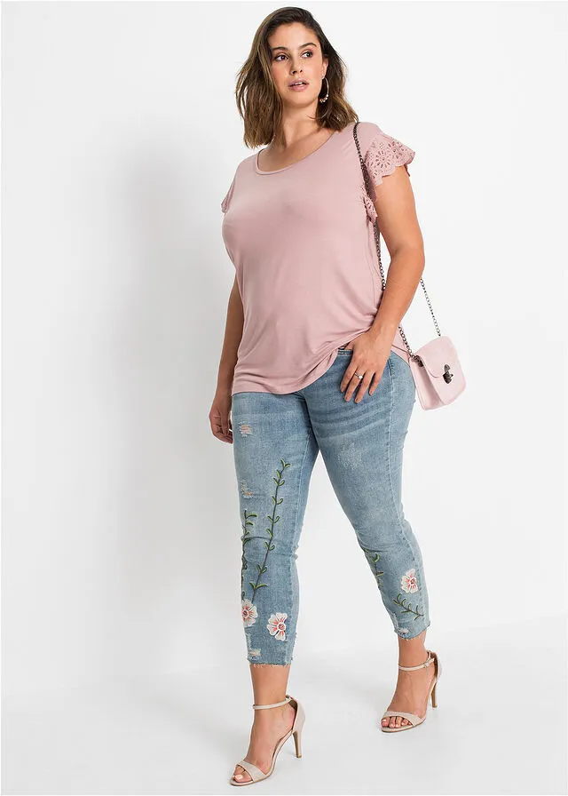 Jeans con bordado azul blanqueado