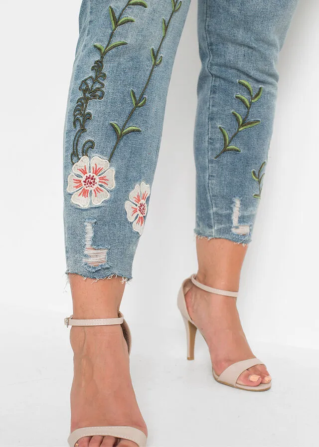 Jeans con bordado azul blanqueado