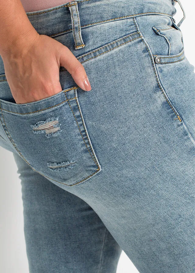 Jeans con bordado azul blanqueado