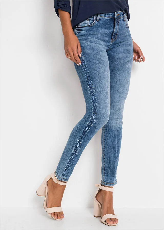 Jeans con bordado Piedra azulada