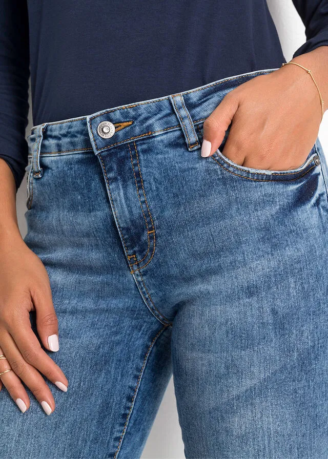 Jeans con bordado Piedra azulada