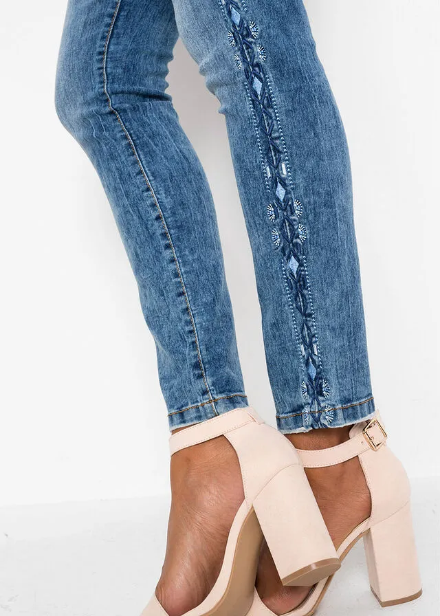Jeans con bordado Piedra azulada