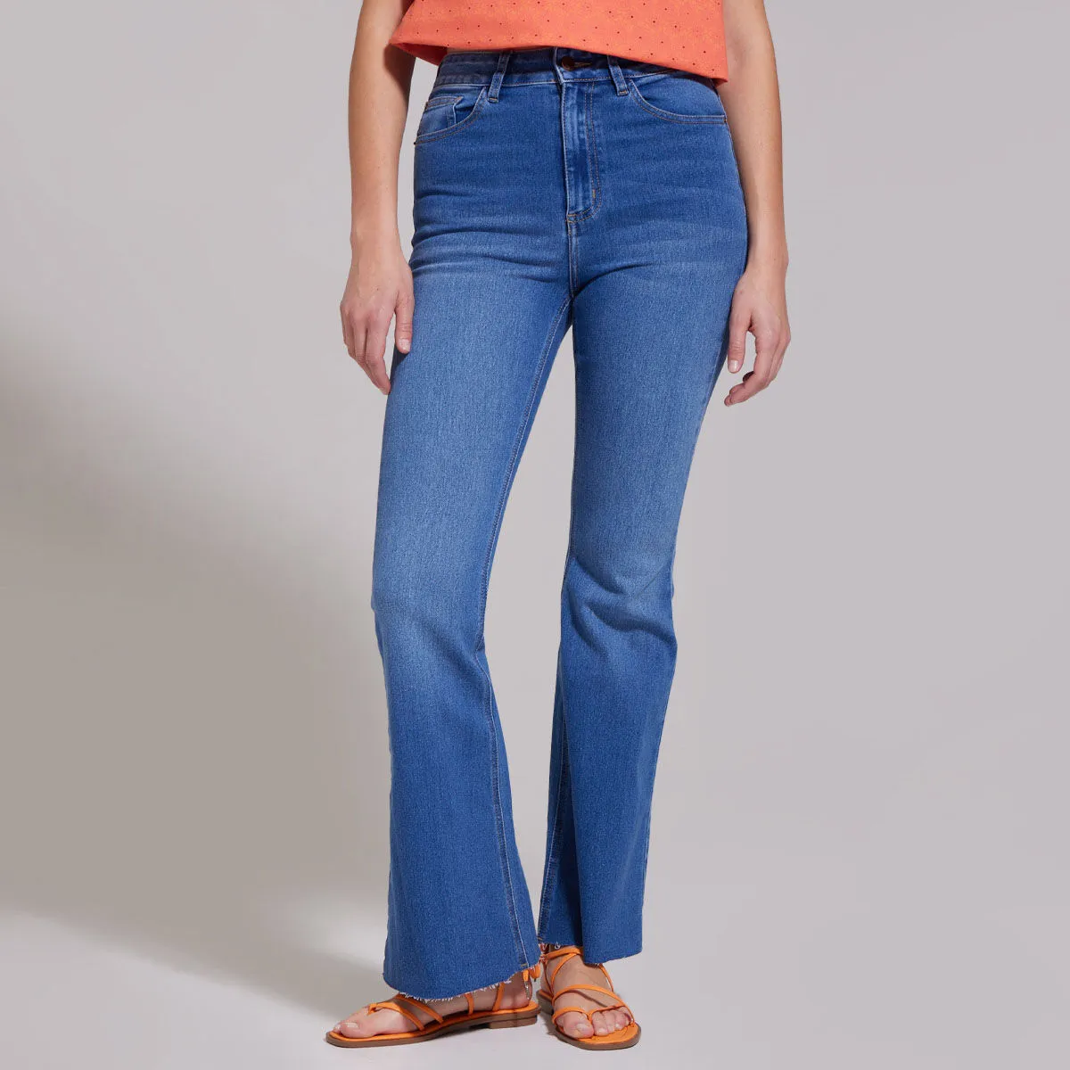 Jeans Flare Con Ruedo Al Corte