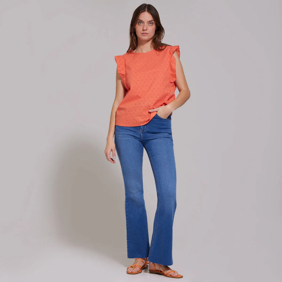 Jeans Flare Con Ruedo Al Corte