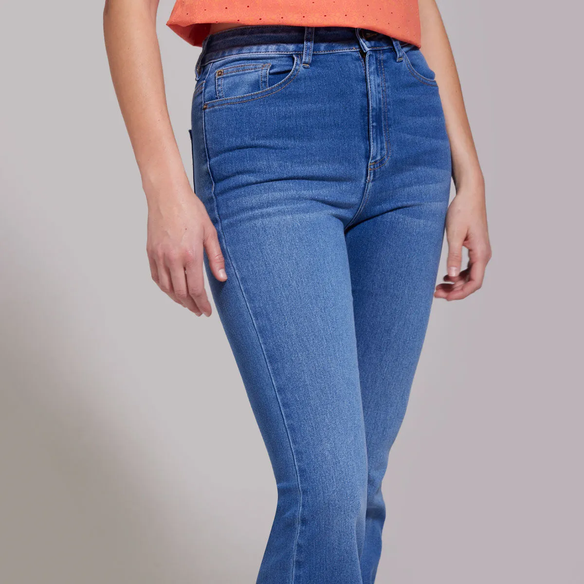 Jeans Flare Con Ruedo Al Corte