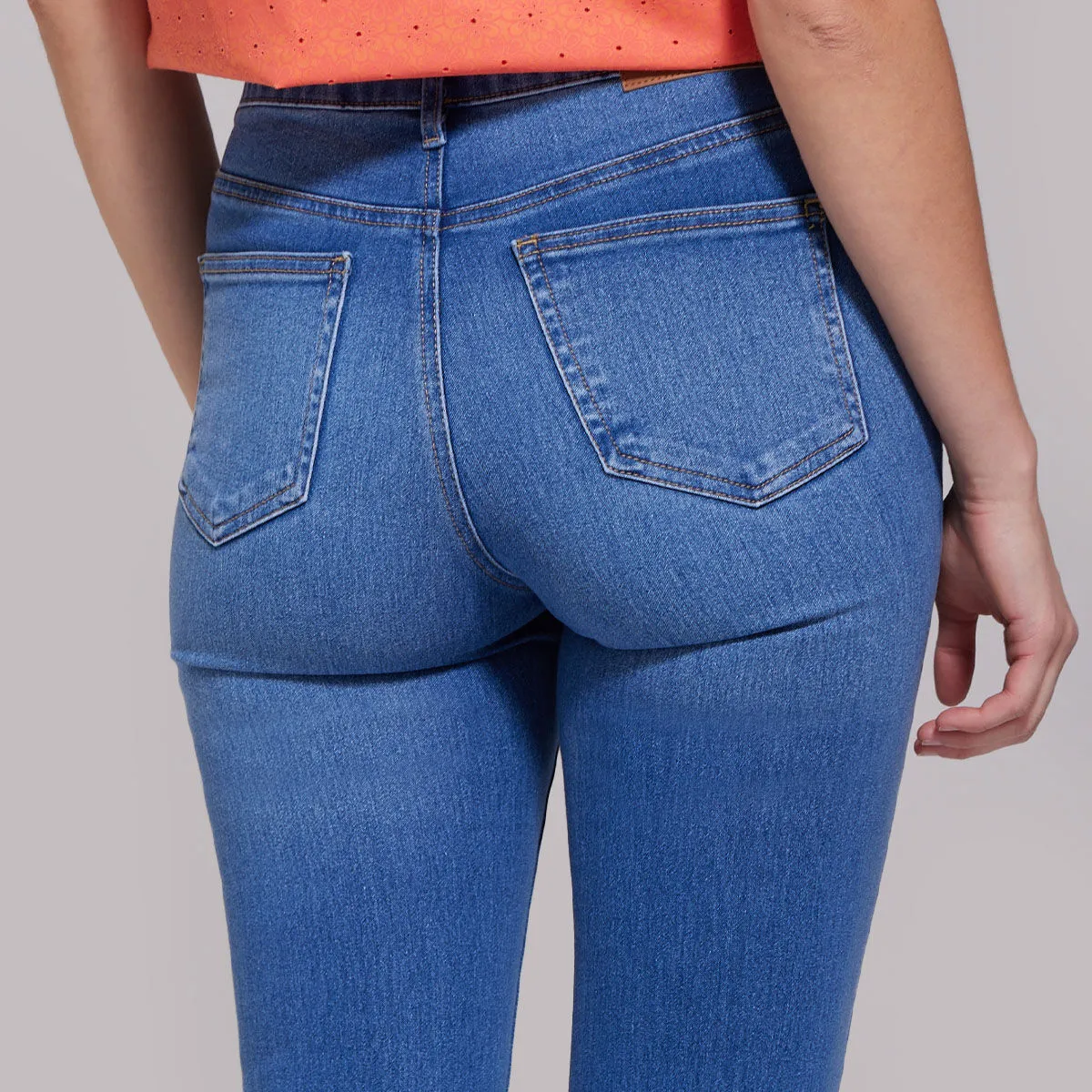 Jeans Flare Con Ruedo Al Corte
