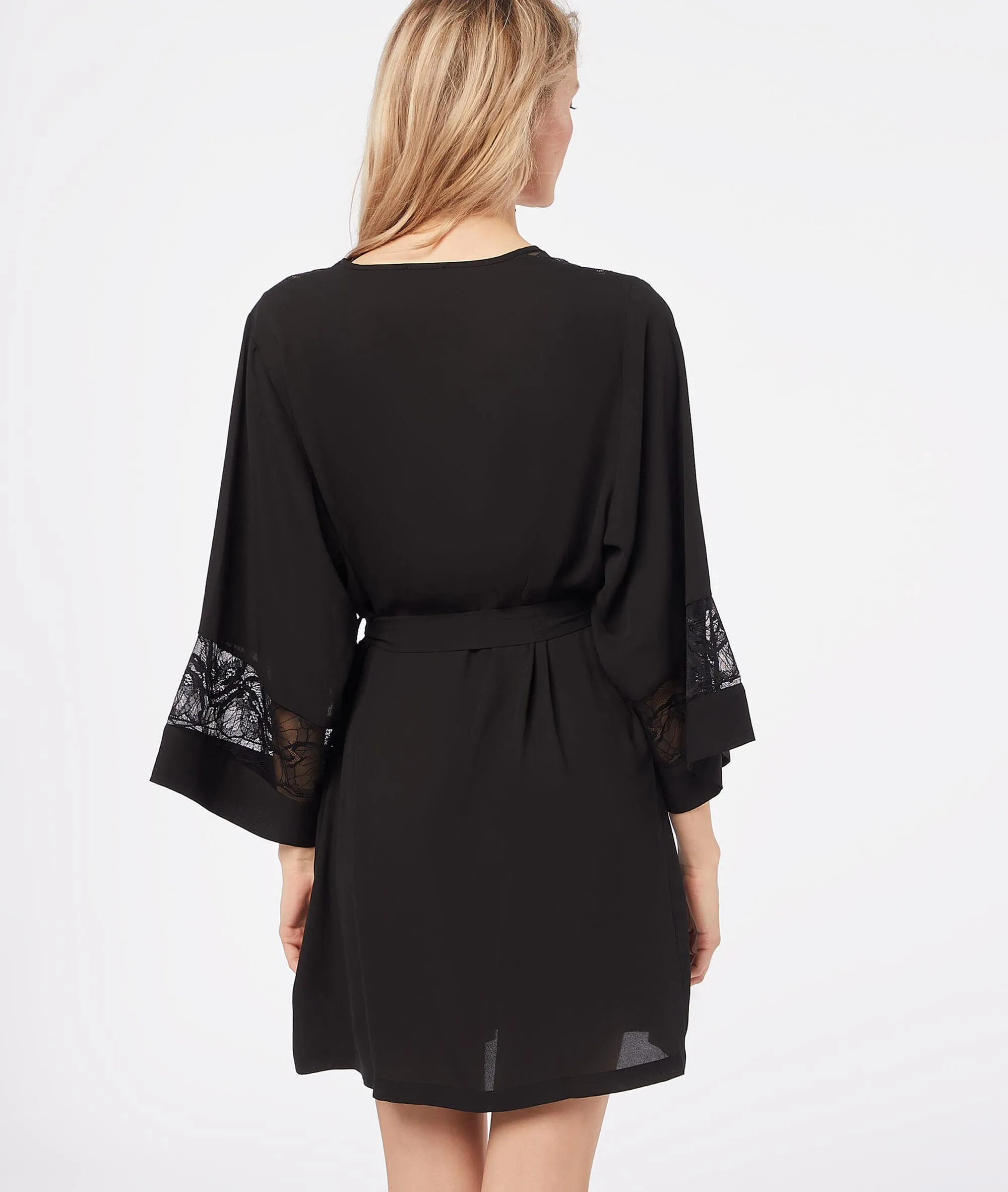 KIMONO CON MOTIVOS DE ENCAJE IDOLE NOIR  ETAM