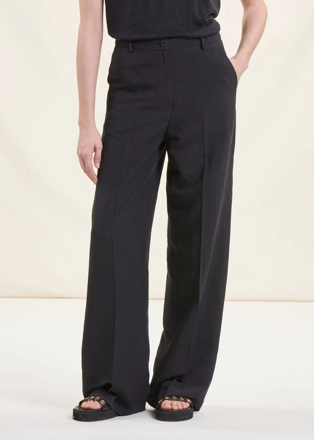 LA FEE MARABOUTEE Pantalón recto plisado de talle alto en negro