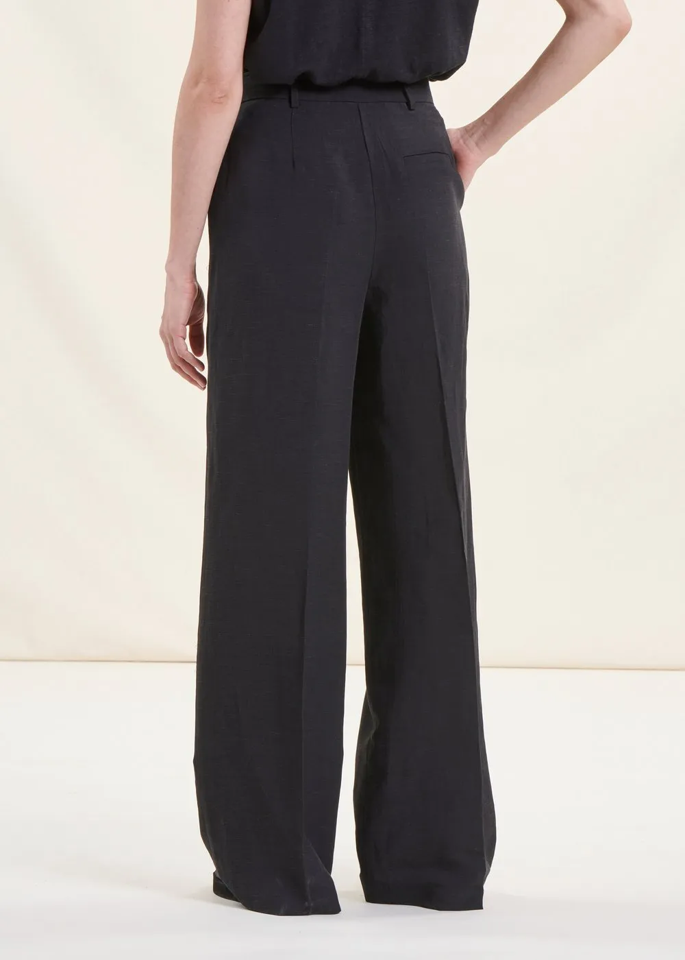 LA FEE MARABOUTEE Pantalón recto plisado de talle alto en negro