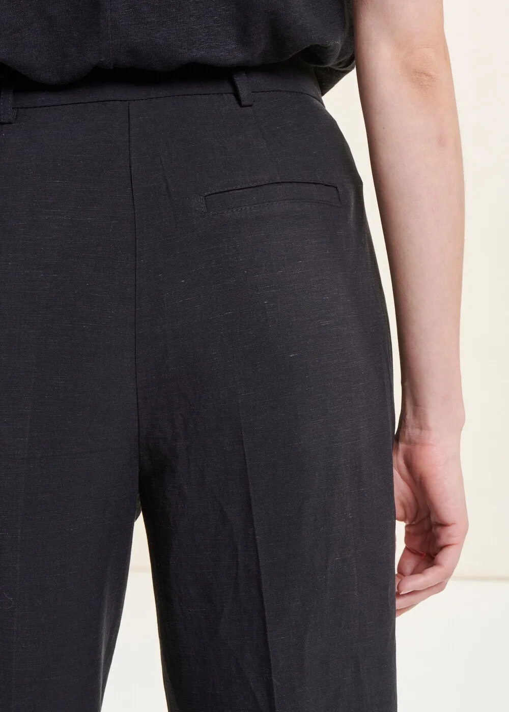 LA FEE MARABOUTEE Pantalón recto plisado de talle alto en negro