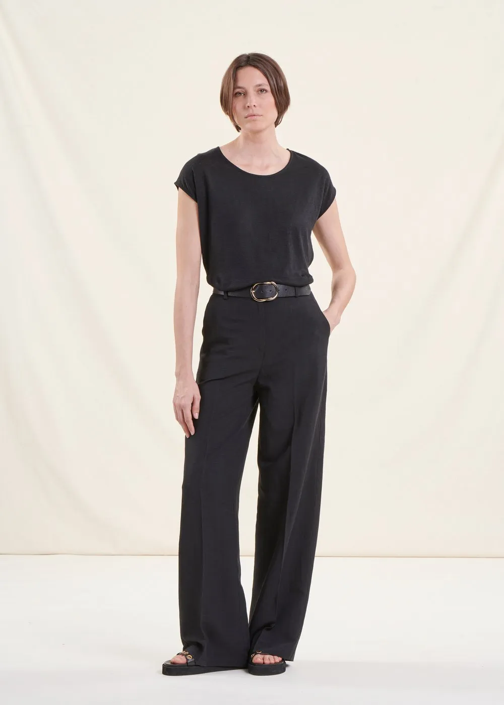 LA FEE MARABOUTEE Pantalón recto plisado de talle alto en negro