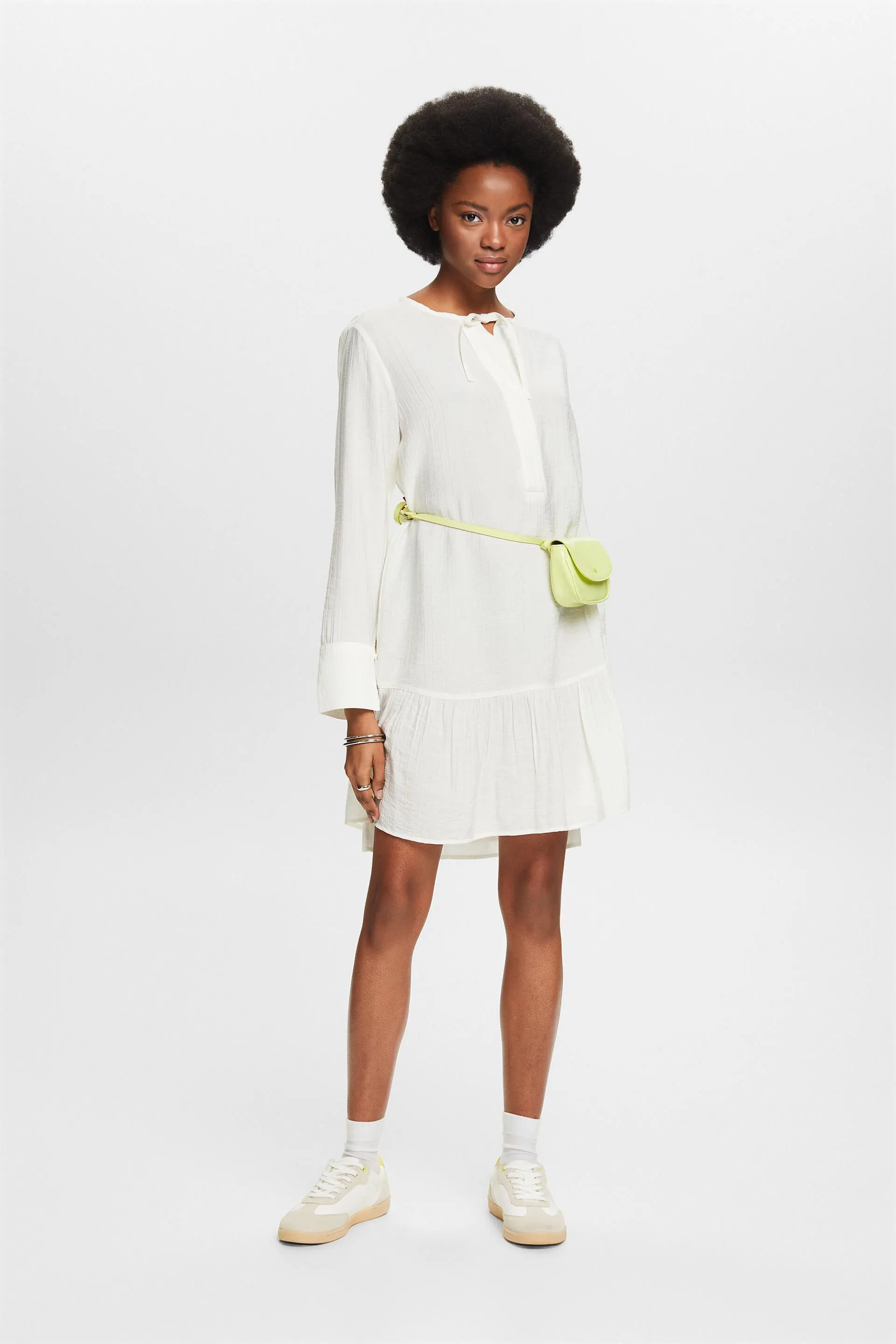 Minivestido con bajo de volantes texturizado