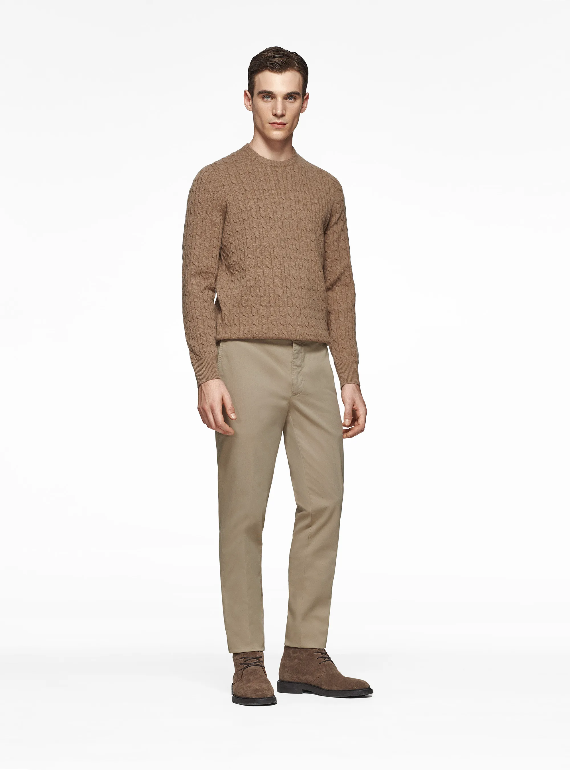 Pantalón slim fit de sarga elástica