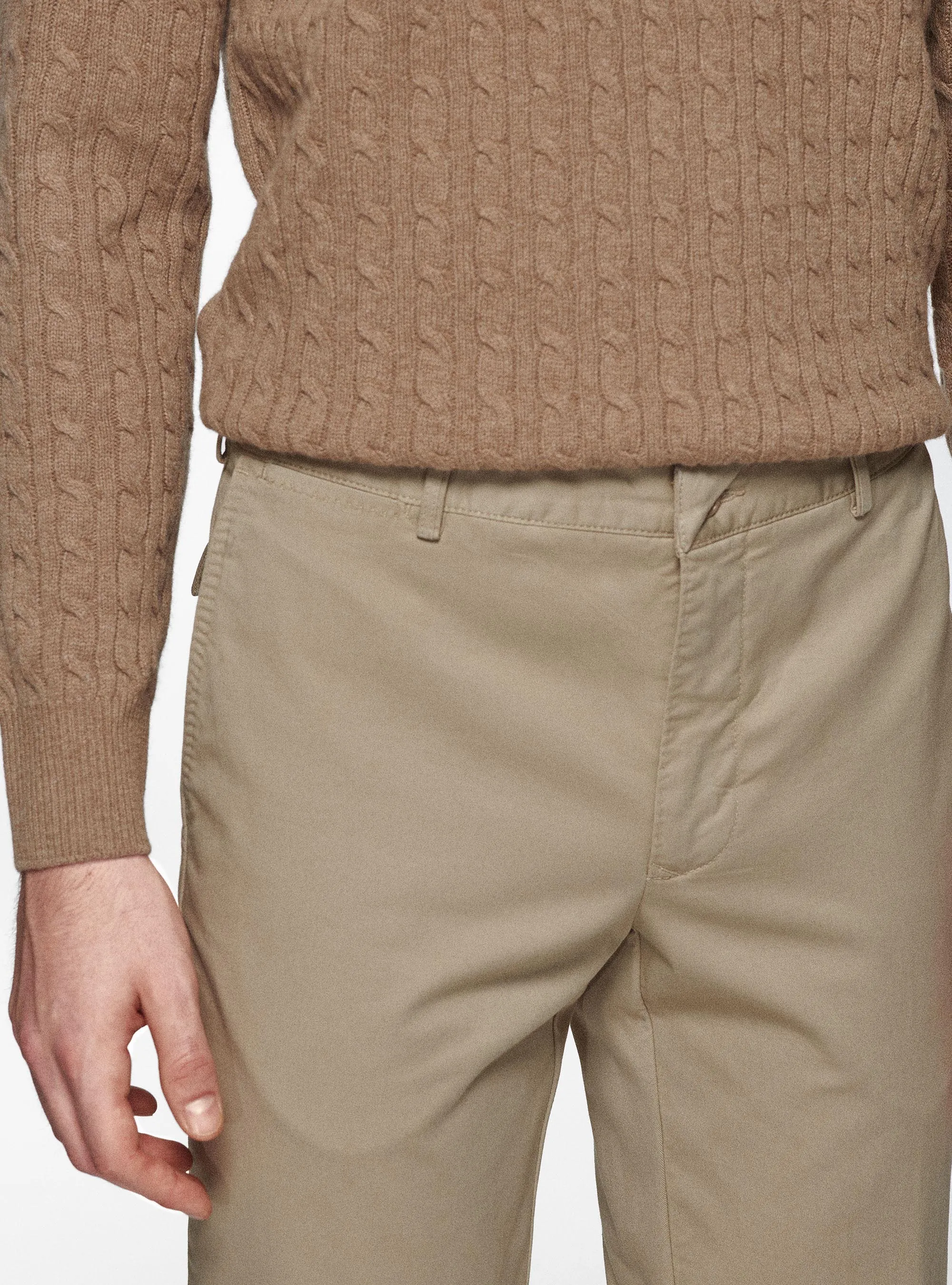 Pantalón slim fit de sarga elástica