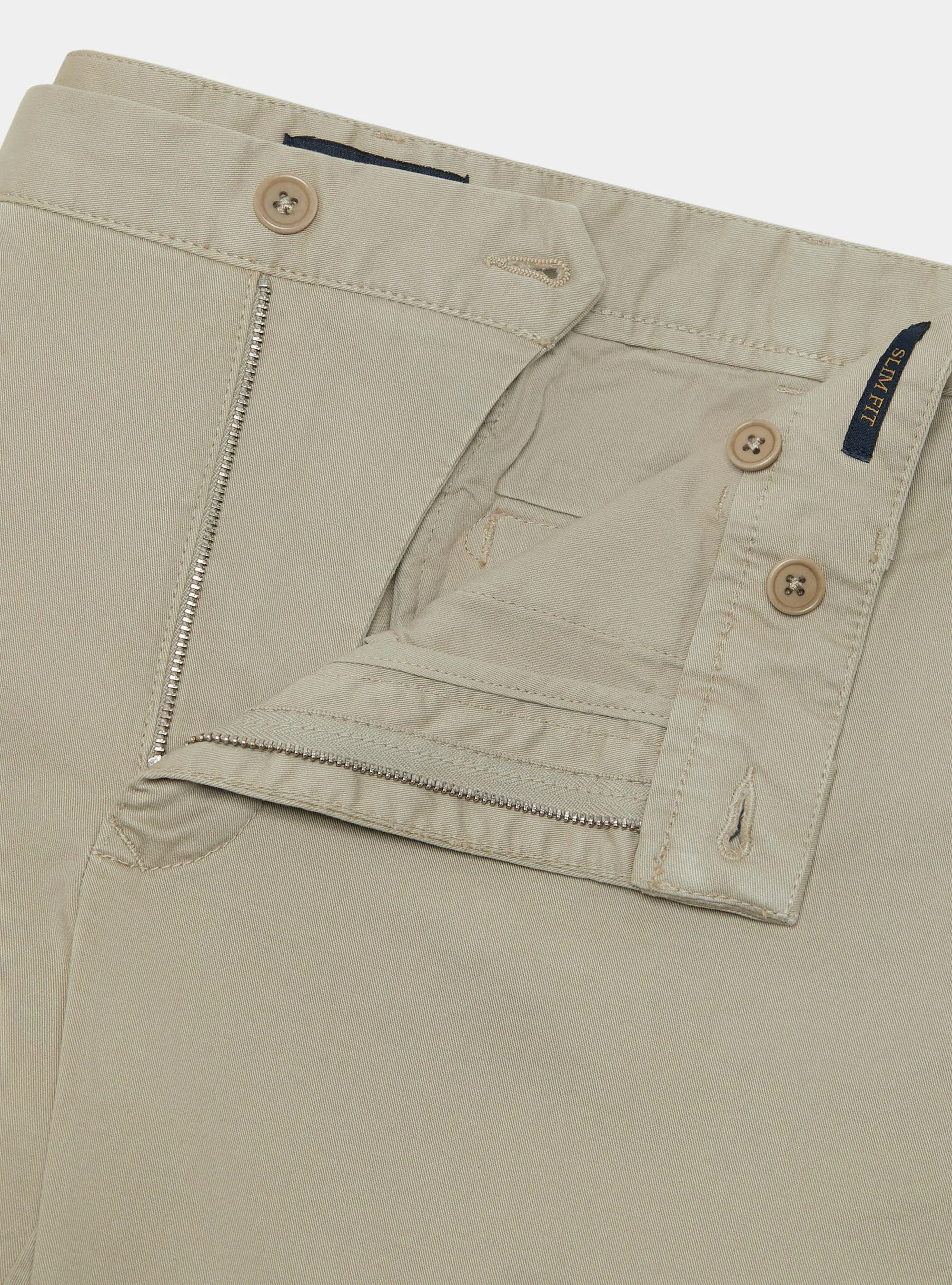 Pantalón slim fit de sarga elástica